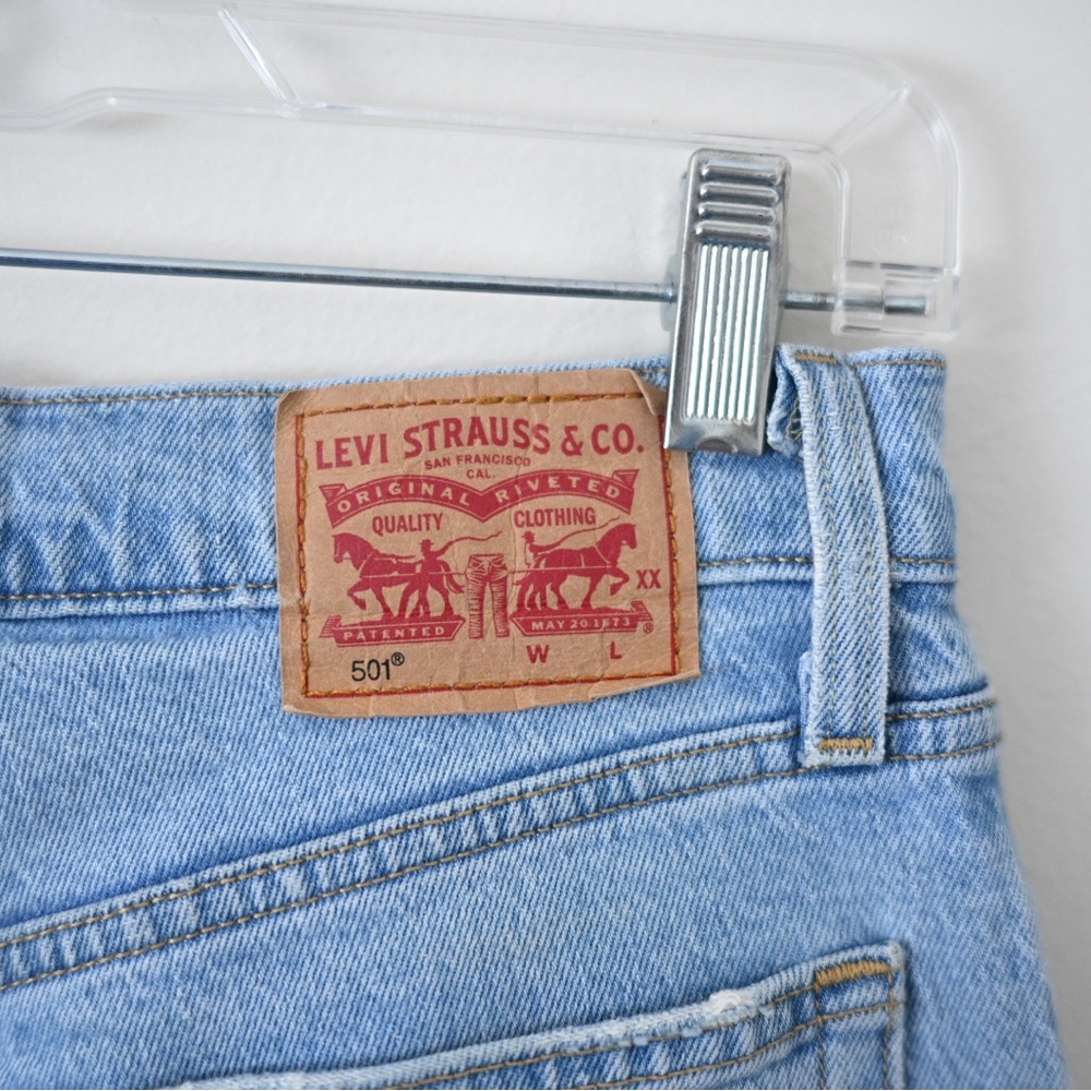Levi 501’s Button Fly Women’s W28 L30 Light Blue Ripped Straight Leg Mom Jeans - Picture 9 of 16